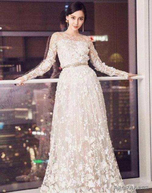 女星同样身穿小白裙，为何气质大不相同？她美得让人移不开眼睛