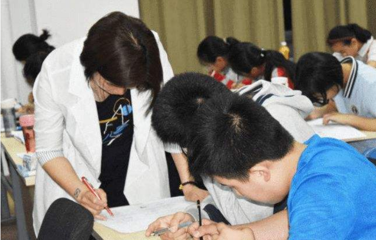 多地区招聘“编制”老师，一共招录2564人，这2类学生更有机会