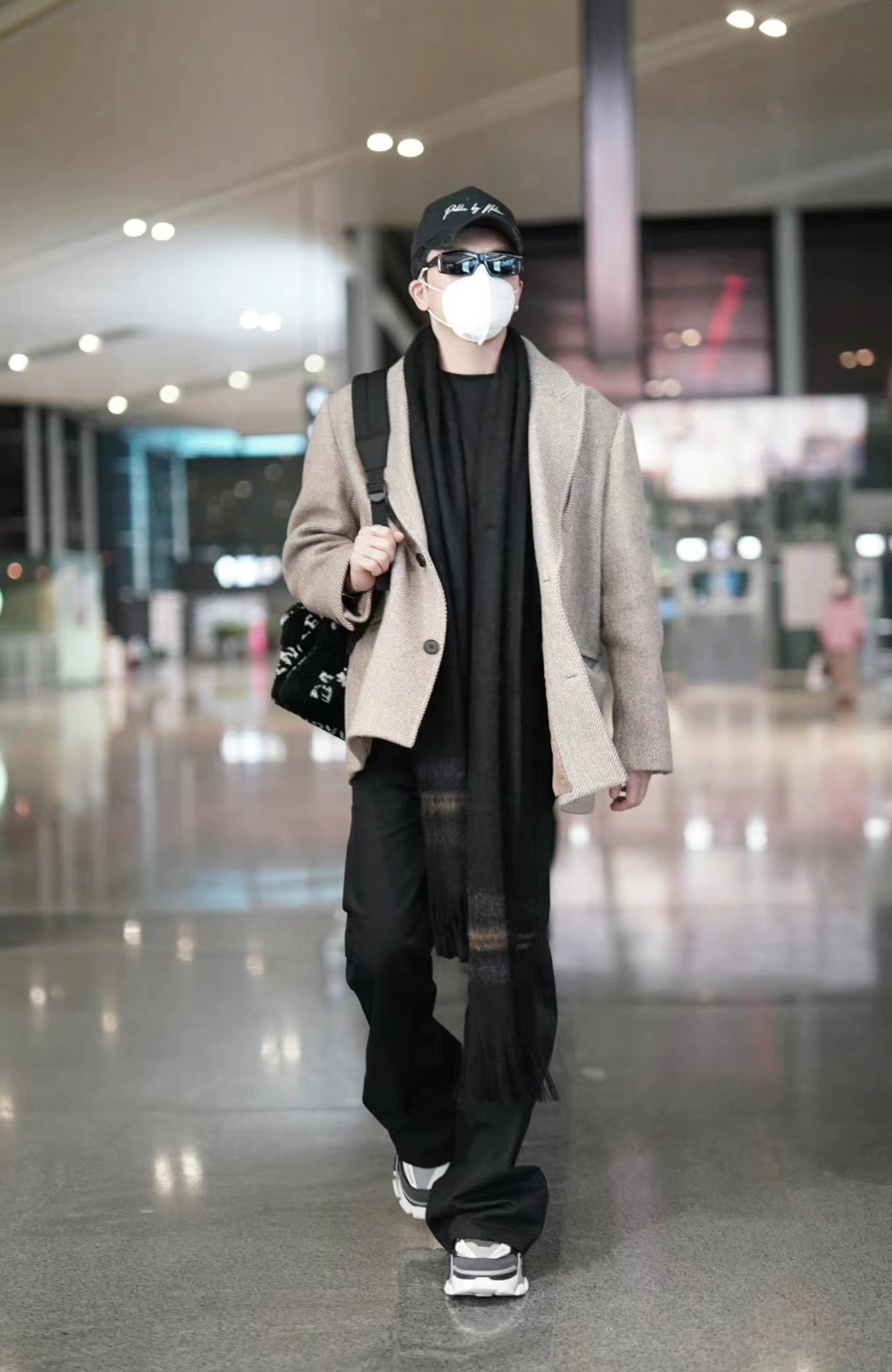 苏有朋真有个性,西装搭配喇叭裤走机场,裤脚长一截也时髦?