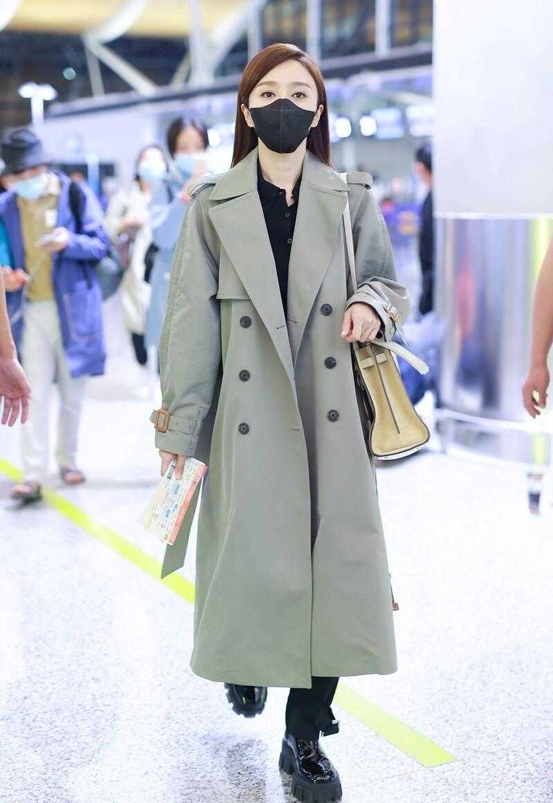 灰色风衣里面搭配什么衣服好（灰色风衣这样搭回头率超高）