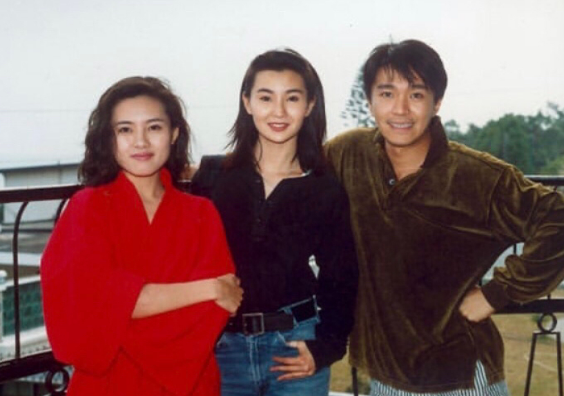 56岁李丽珍素颜逛菜市场，不化妆皮肤白净细嫩，背四万小包显阔气