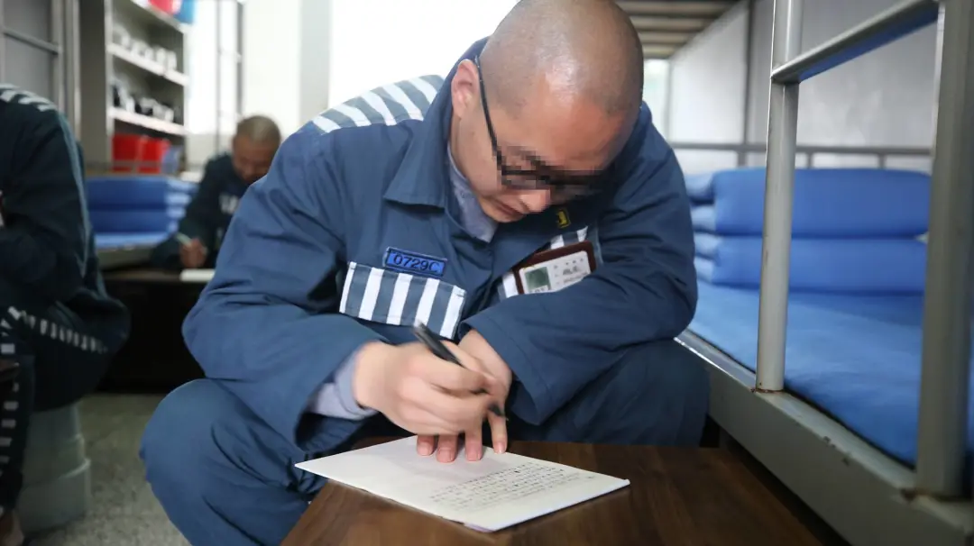 监狱里的服刑人员可以寄挂号信吗?
