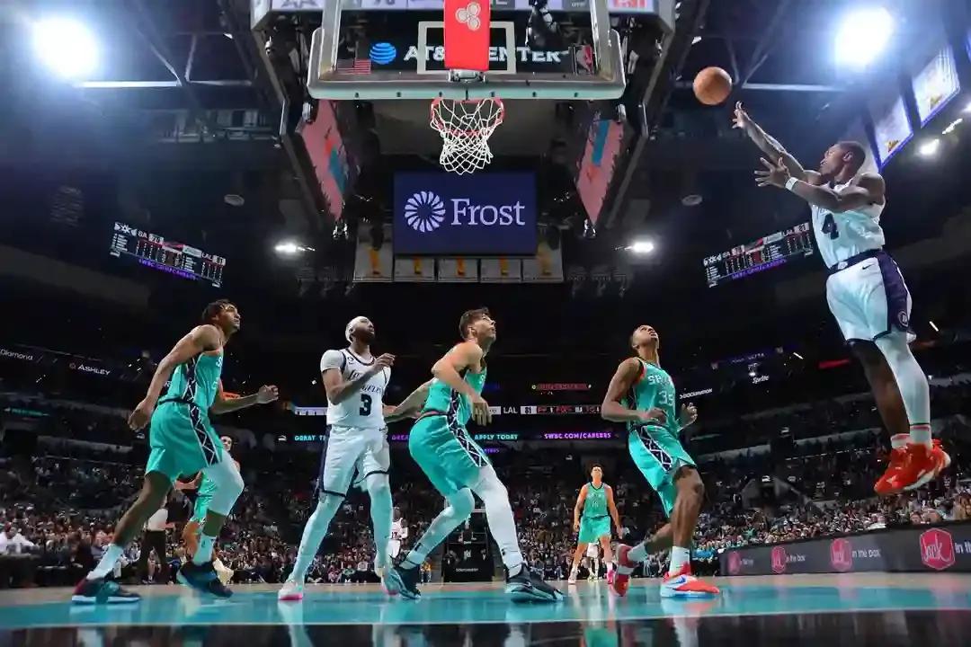 20年湖人常规赛数据（得分赛季新高湖人背靠背连胜马刺，持续记录更新老詹生涯数据）