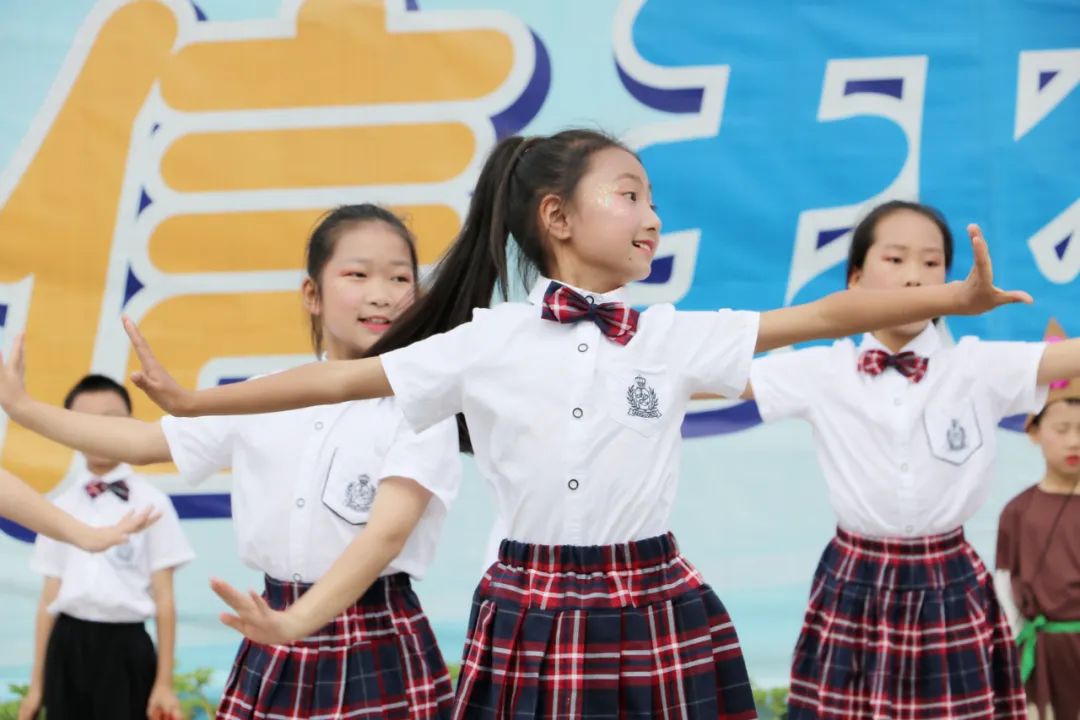 成都市双流区实验小学外国语学校兰花中队进行升旗仪式班级展示