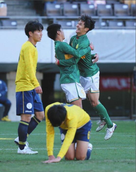 第100届日本高中足球选手权4强诞生：热门遭淘汰 网红角球队再晋级