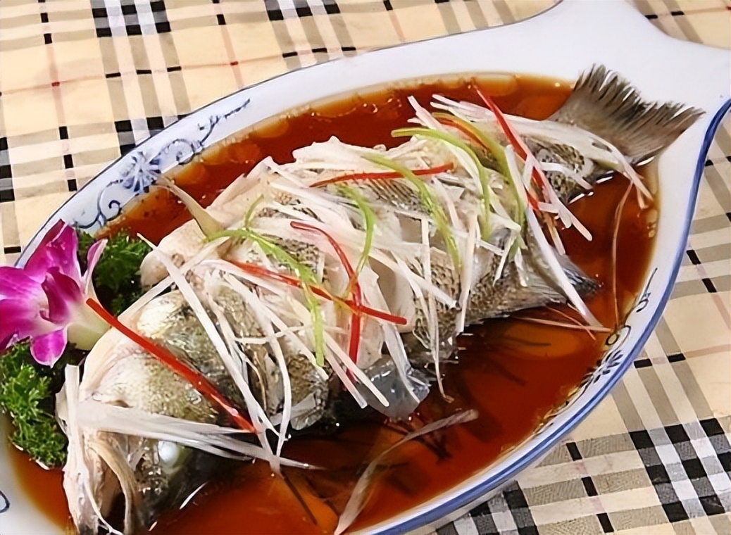 鲈鱼究竟有什么营养价值?医生提醒:鲈鱼虽好,但这4种人要少吃