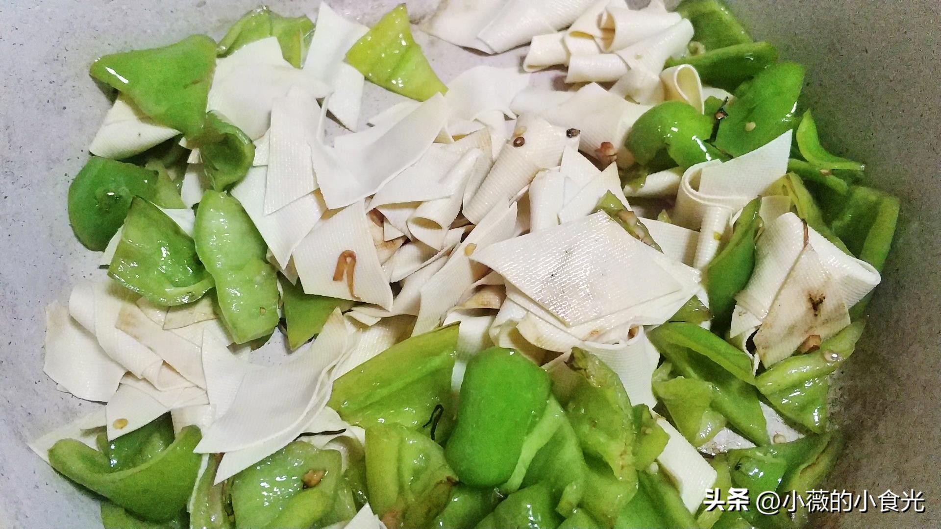 豆腐皮怎么炒（尖椒炒豆腐皮要想好吃，多这一步很关键！豆腐皮软嫩鲜香特下饭）