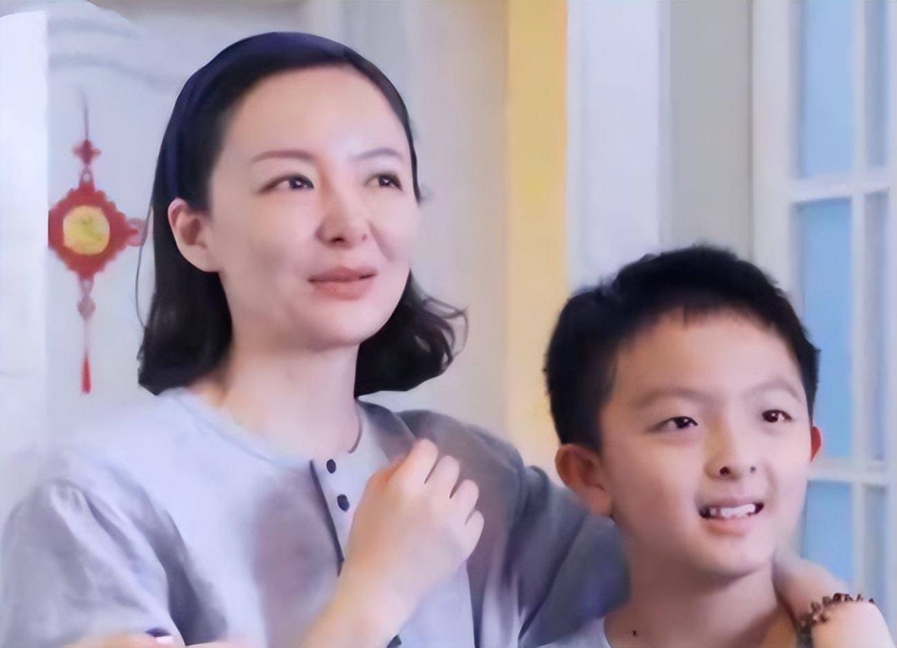 近来,许榕真也迷上了直播带货.他主要卖自制食品.