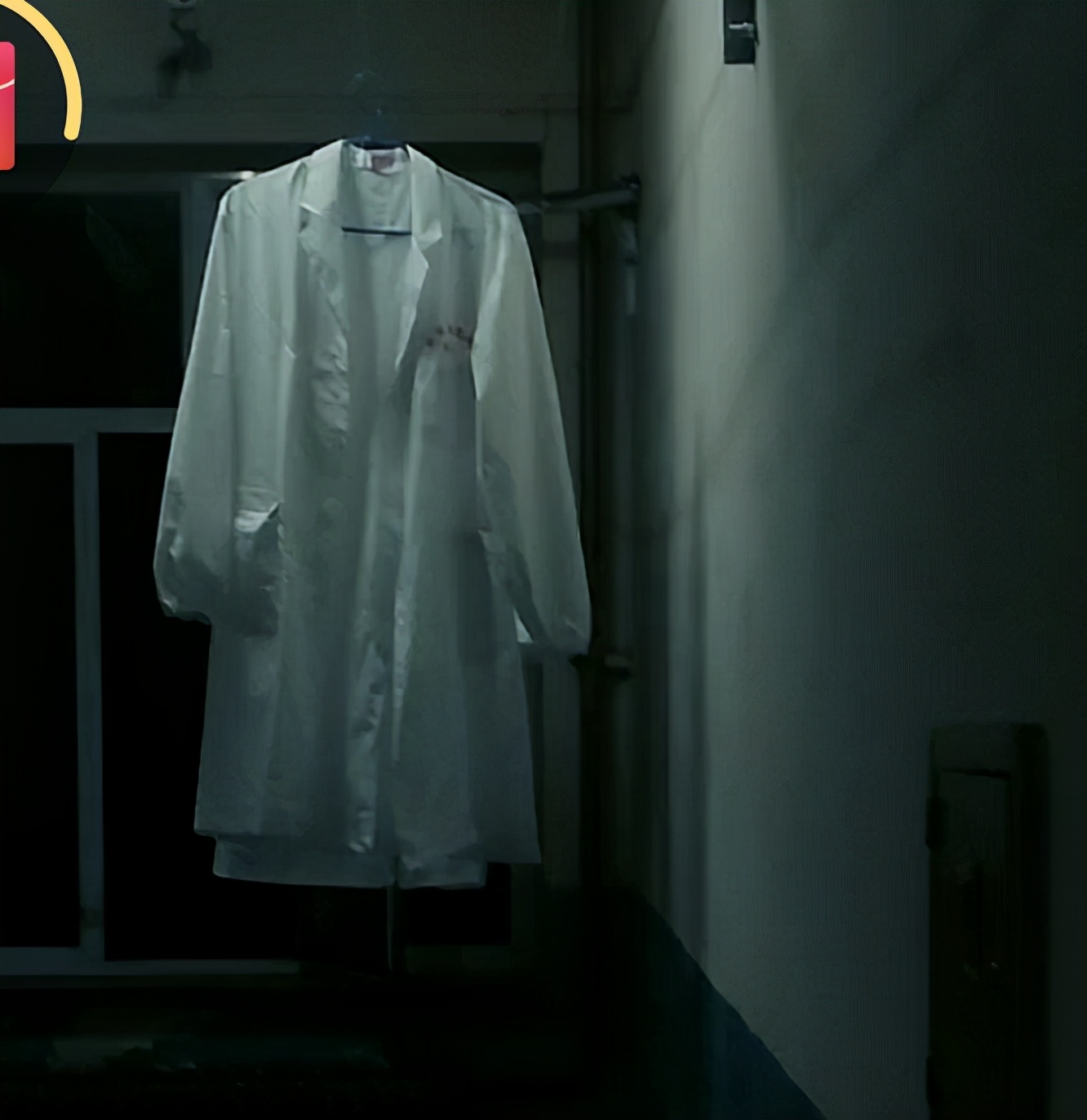 大学“阴间宿舍”走红，走廊看起来就很闪灵，学生直言不敢睡觉