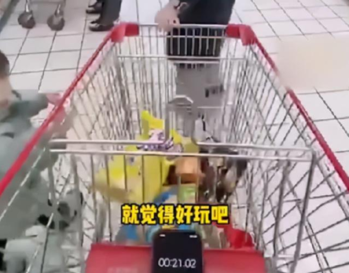 女生期末成绩优异，家长奖励一分钟任意购物，结账时却五味杂陈