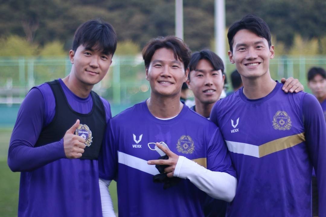 韩国K2联赛安养FC队签下歌星金钟国，仅三天就解约了