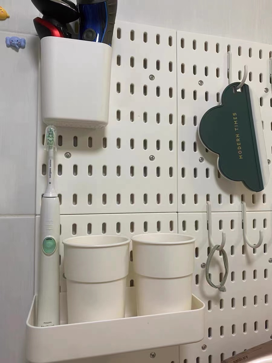 男厕所的墙壁(卫生间放弃装柜子，墙上挂块洞洞板，东西随便挂，伸手一拿真方便)