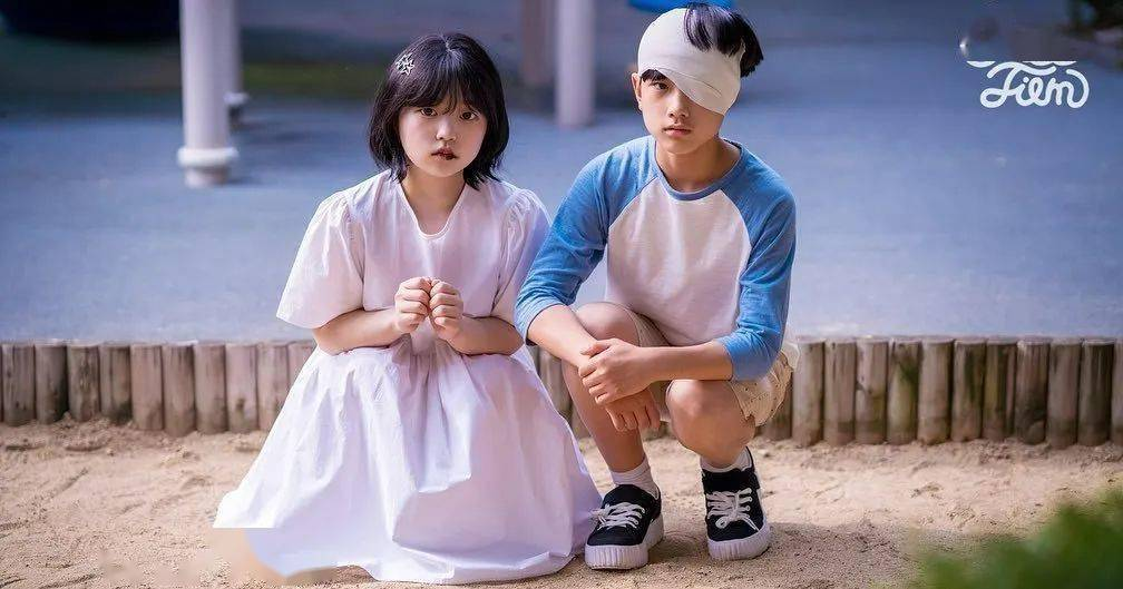 韩国21岁女演员因太童颜演小学生，与小8岁的13岁男孩演对手戏
