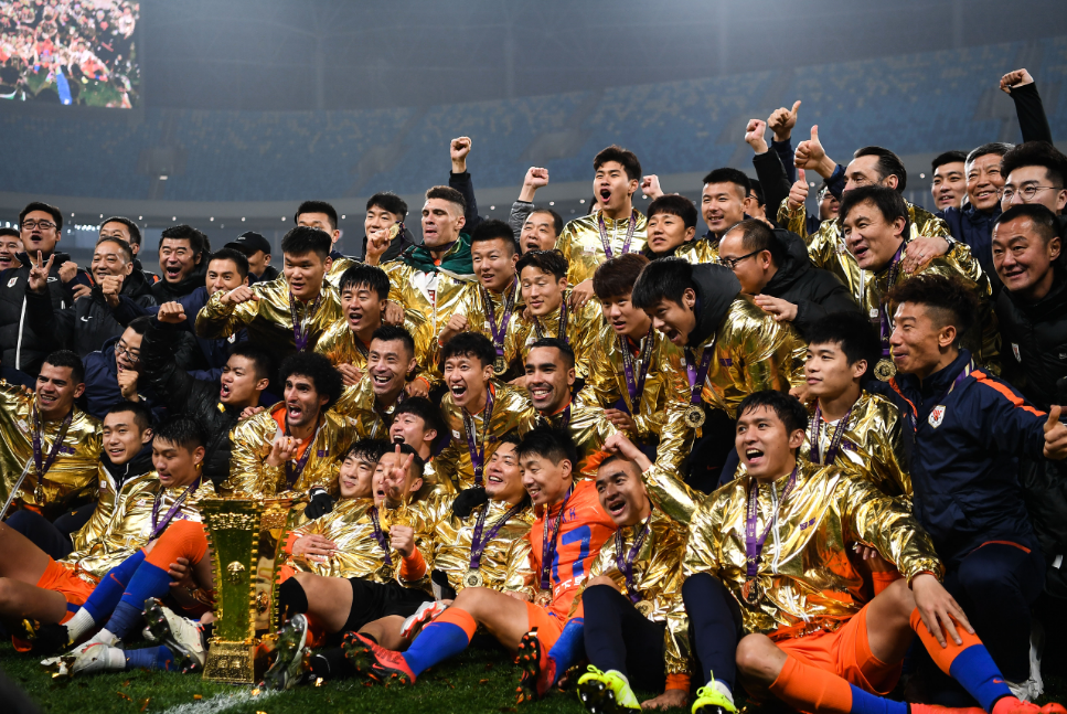 中国足球对联(泰山队员庆祝双冠王，王大雷晒对联成亮点，外援和球迷在场外互动)