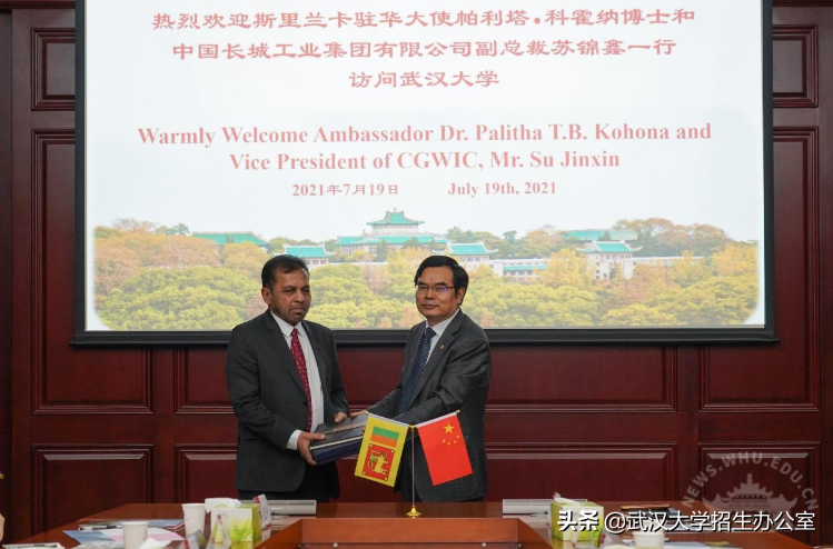 一年以来，美国、加拿大、巴基斯坦等外交官，纷纷来到武汉，都去了同一所大学！