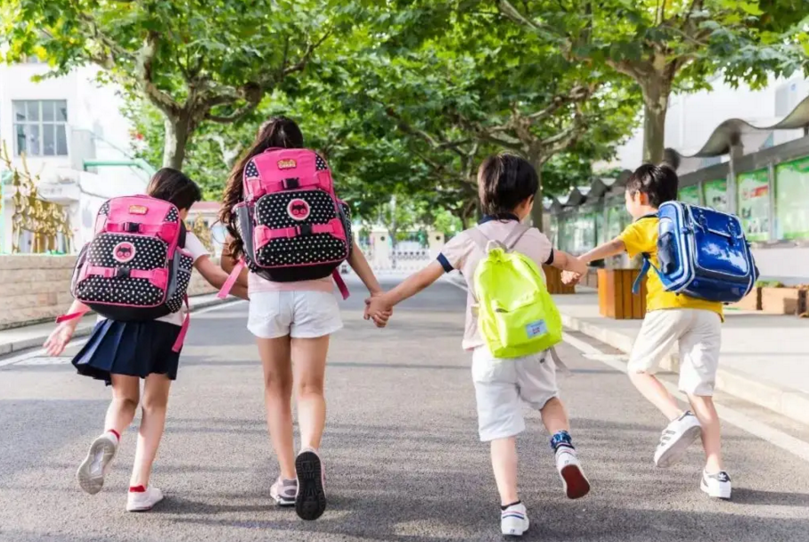 大中小学“暑假时间”公布，最长假期52天，学生心里乐开了花