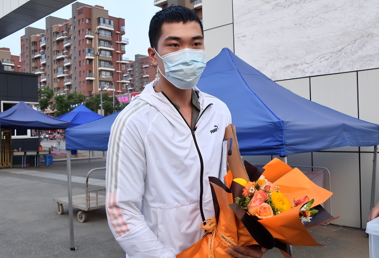 辽宁外卖小哥参加高考，成长经历引人心酸，愿生活别再难为你