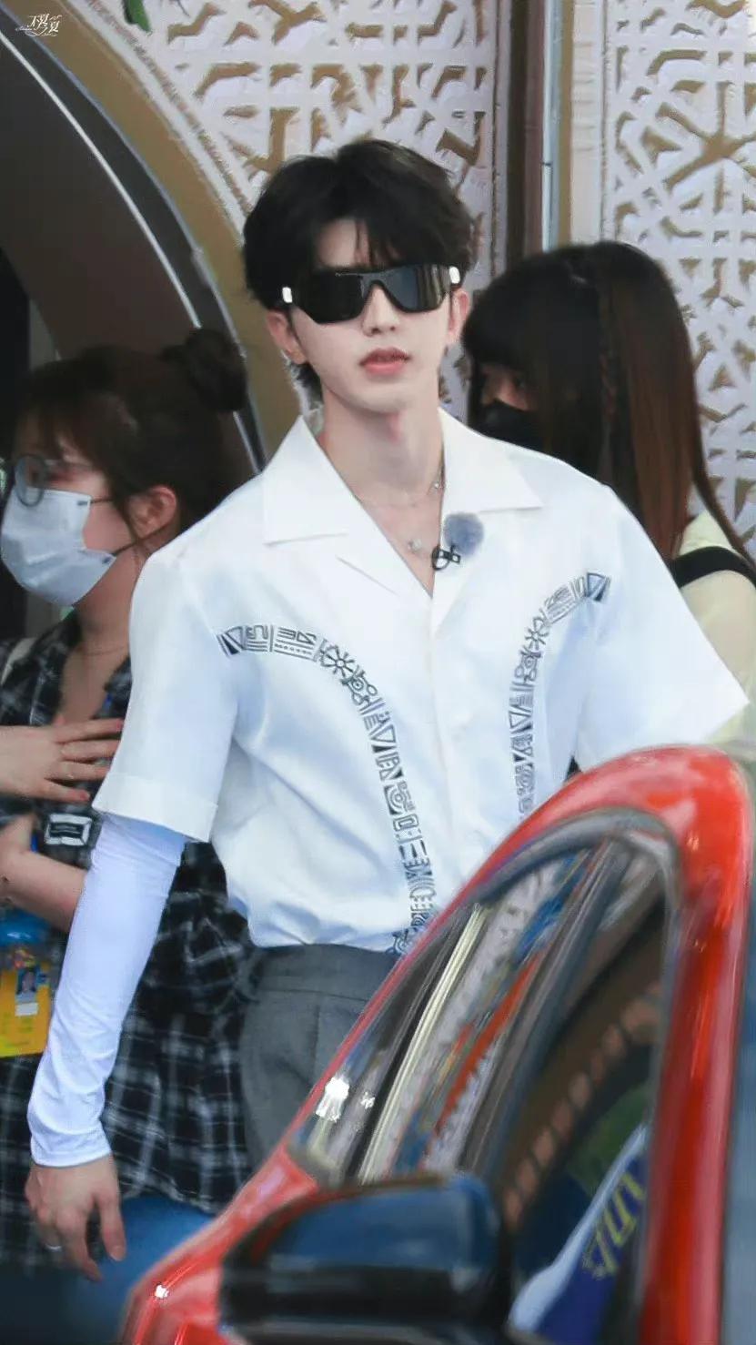 奔跑吧新疆录制，angelababy蔡徐坤，白鹿民族风造型好清新