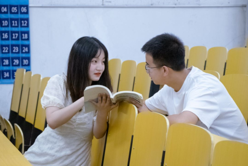 男生送外卖供女友上大学，毕业后却被甩，女生：我们不合适