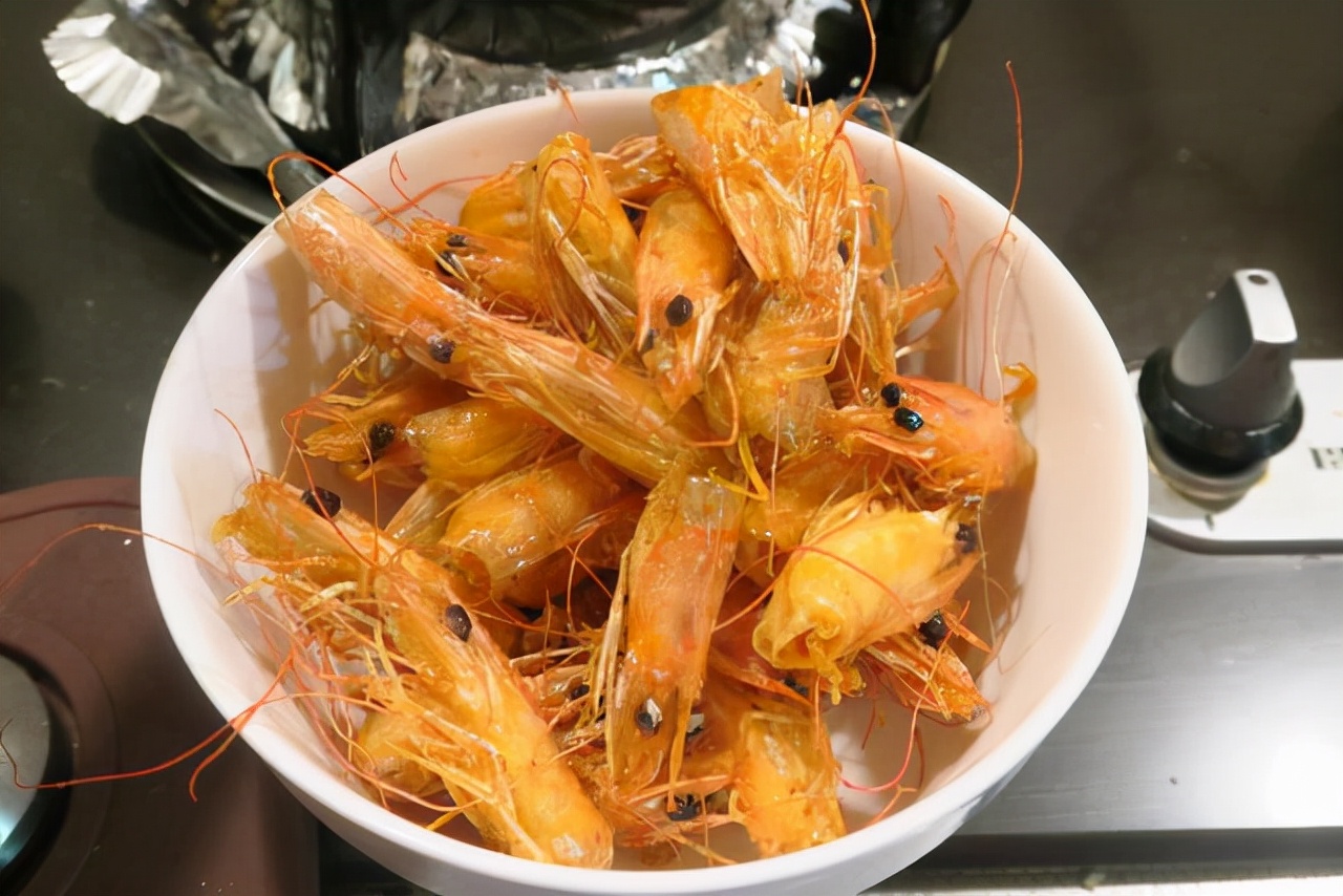 为什么有些人吃虾去虾头，有些人不去虾头？虾头到底可不可以吃？