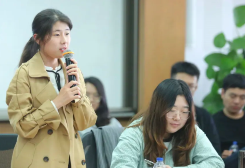 985大学副教授晒工资单，看到公积金金额，网友：比我工资都高