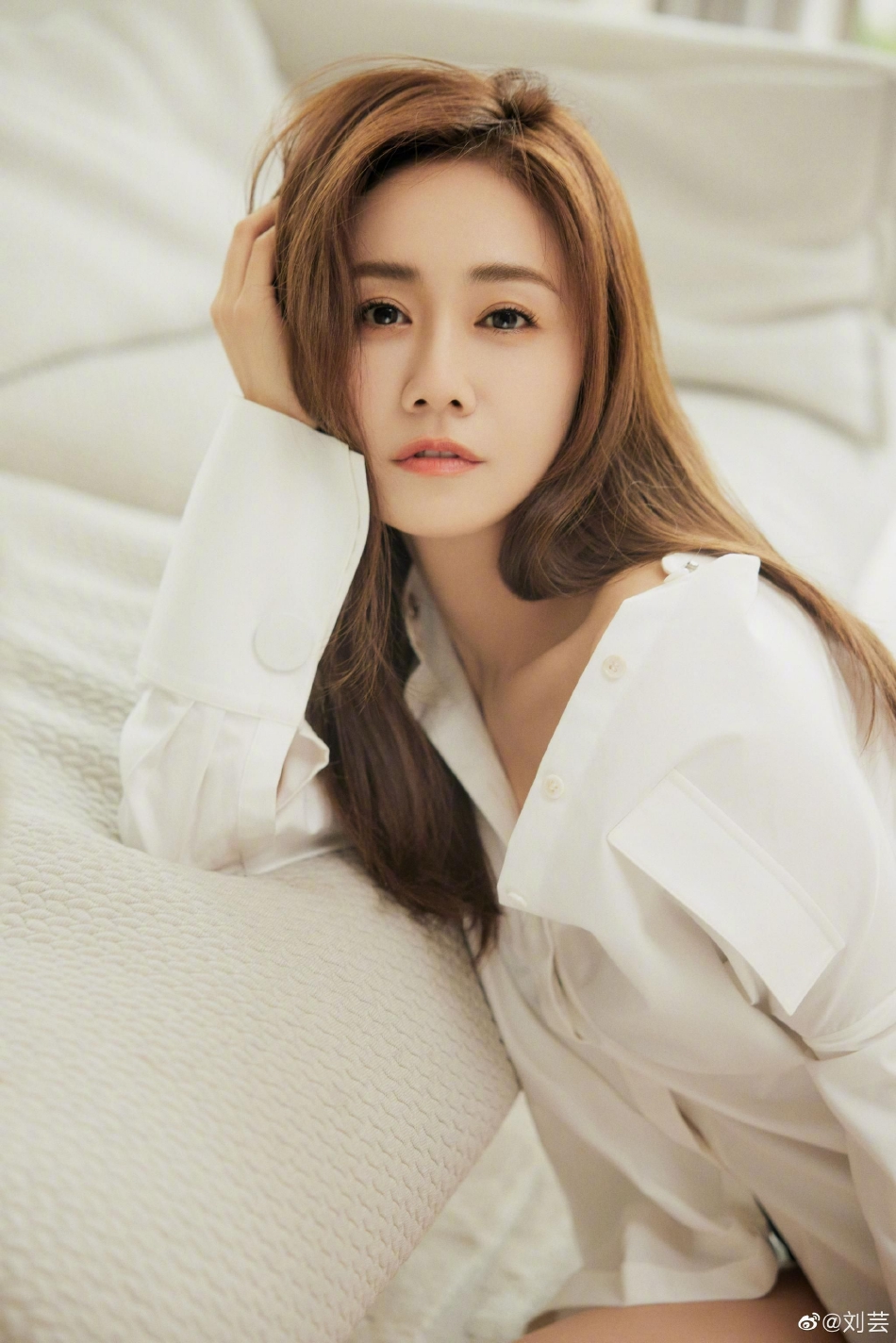 刘芸夏日穿搭写真 简约清爽