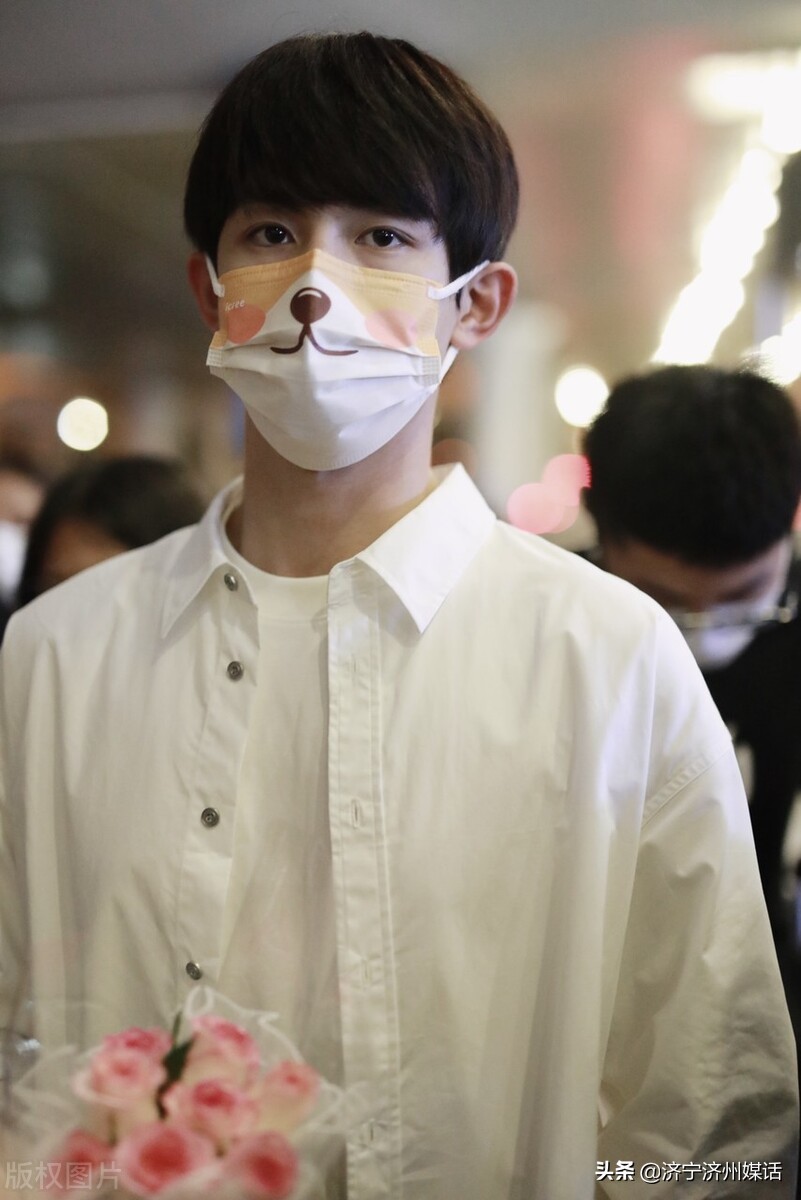 郭俊辰机场穿搭：白衬衫白Tee,阳光帅气