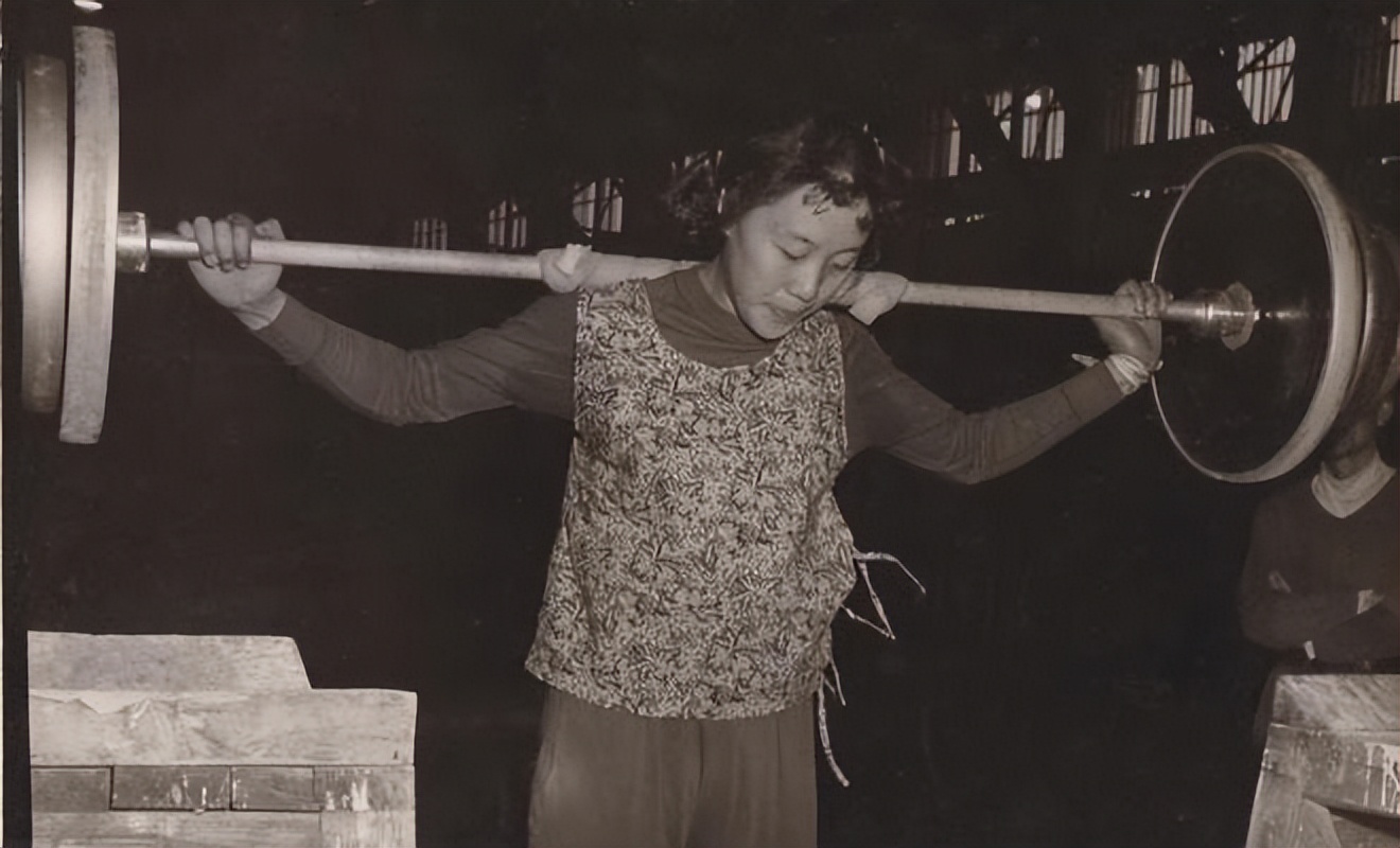 世界杯女排员工（张蓉芳：悲壮的排球生涯有泪水，因丈夫胡进遭非议）