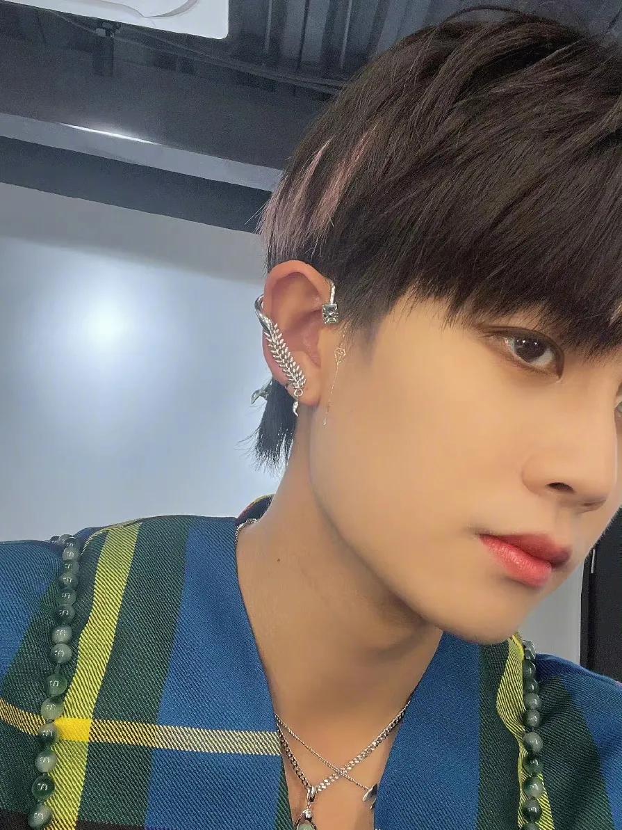 男生耳钉(男生耳钉戴哪边) - 盾灵网