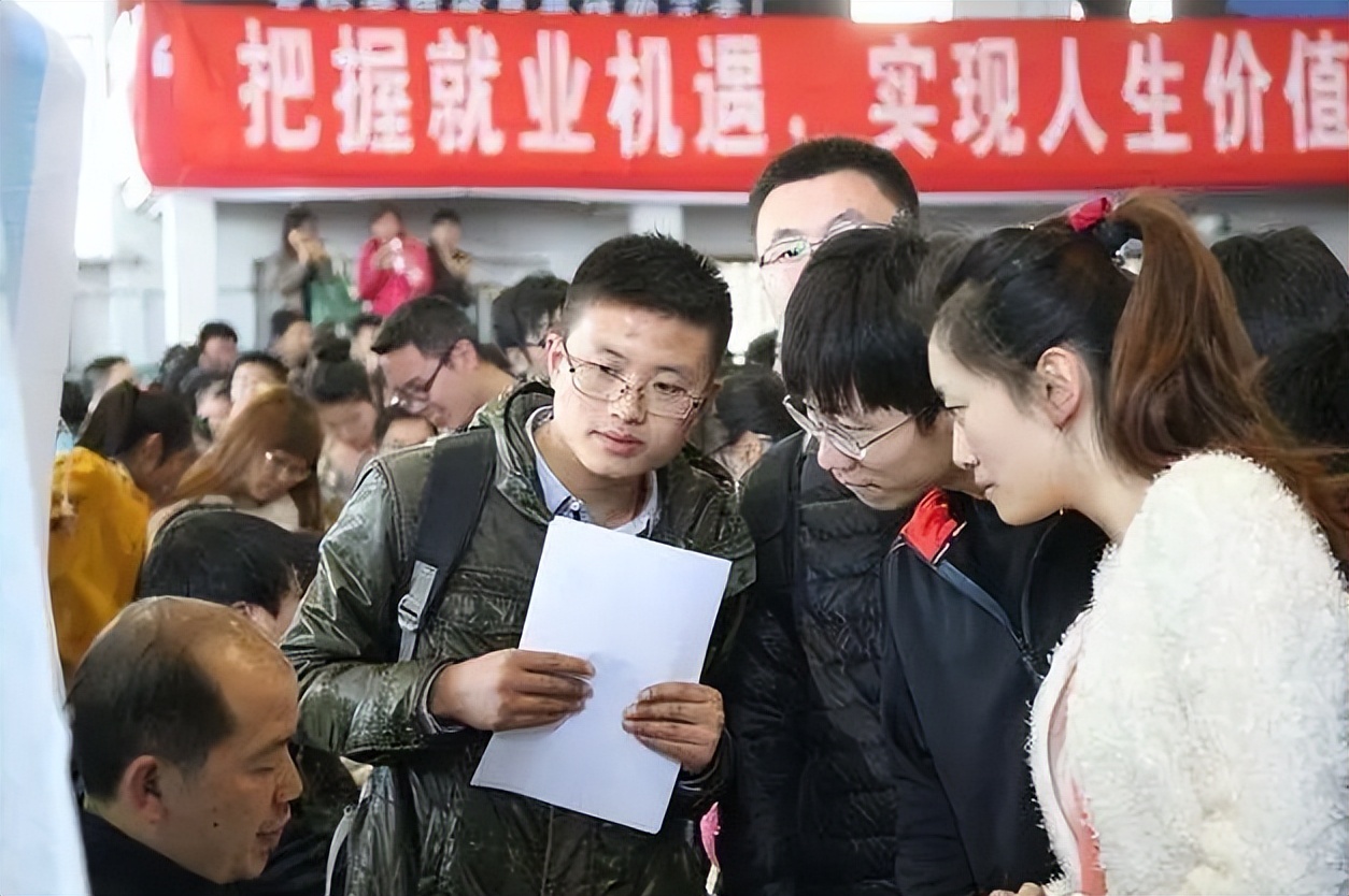 中国邮政公开招聘正式工，平均工资6487元左右，专科也有岗位可选