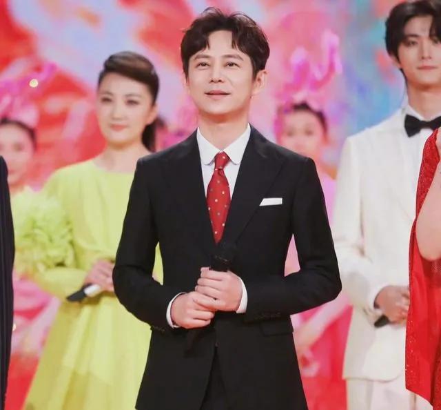 何炅曾因解救女生被酒鬼揍，自曝平时很胆小，但见不得别人打女人