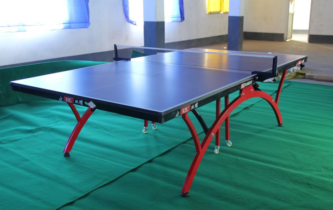 乒乓球桌标准尺寸长宽高示意图(想要成为乒乓球高手，首先就需要了解国际标准的乒乓球台)