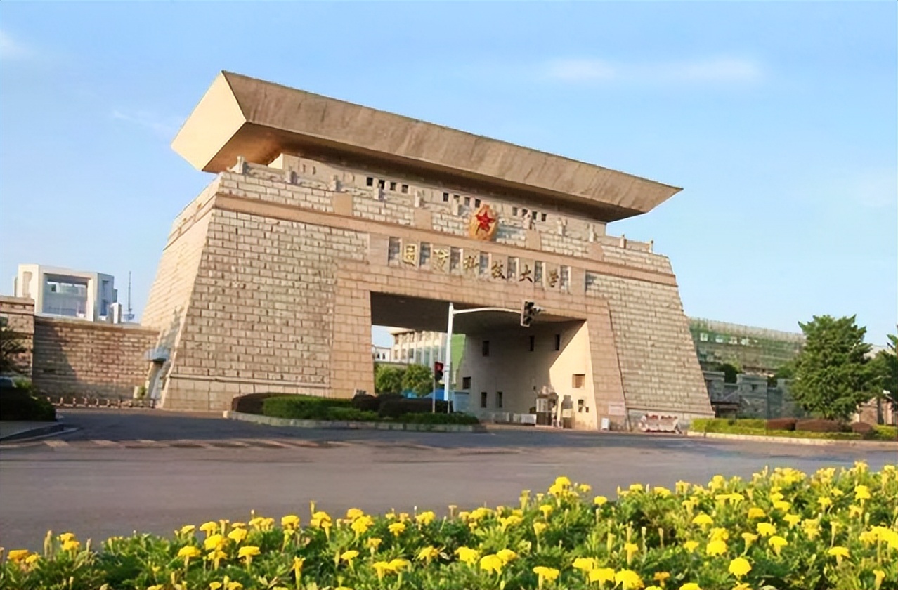 学生们毕业之后不用为未来的就业问题担心,因为军校是包分配的,这也