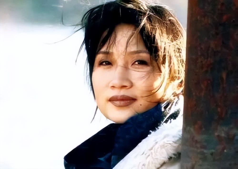 “一代歌后”李娜，巅峰时期力压韩红，为何削发为尼选择出家？