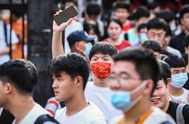 女孩高考考场“神游”，交卷铃响才反应过来，结果考了全校第一