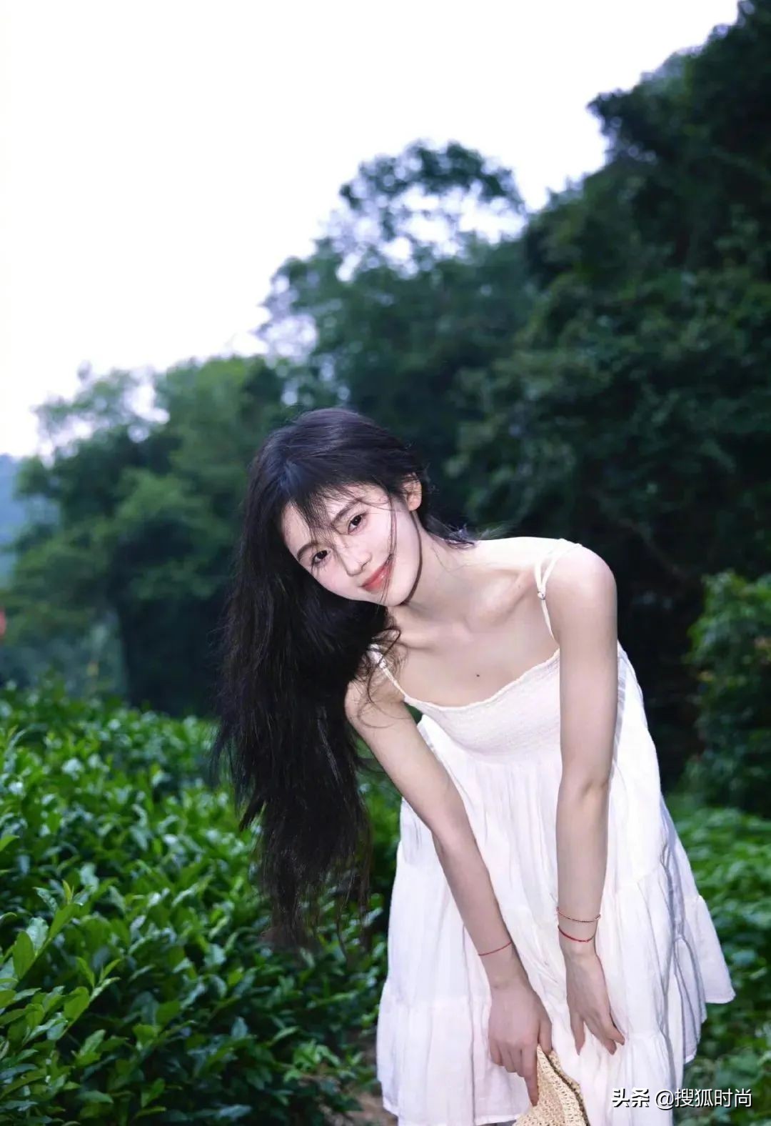 杨幂周也、鞠婧祎宋祖儿、唐艺昕关晓彤，同款裙装演绎不同味道