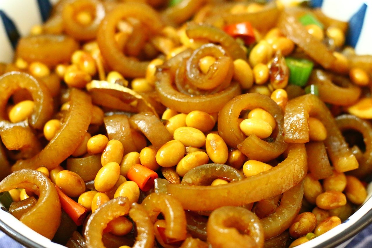 咸味,放蚝油和食盐调味,翻炒均匀,即可出锅,按照这个方式炒的猪皮黄豆