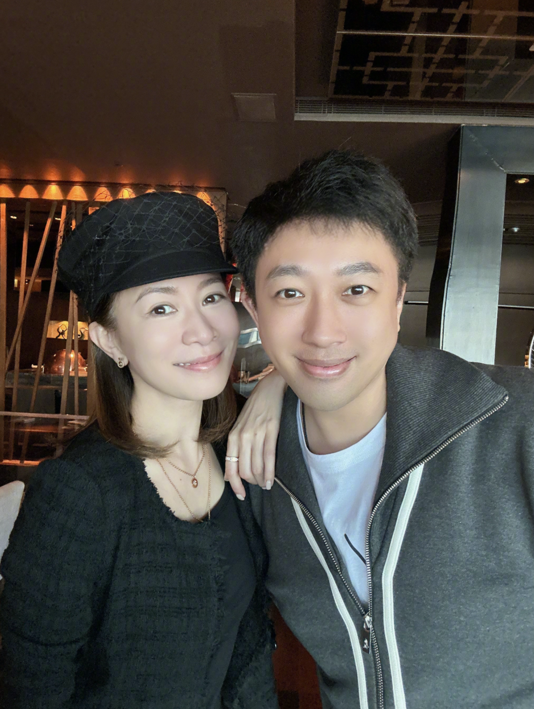 与佘诗曼的合照已经不算是焦点,与胡慧中的合照就引发了大众的讨论