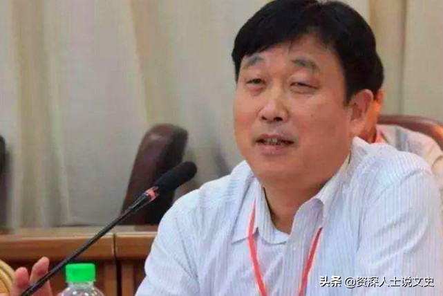 柳州首富卷百亿潜逃国外，公安部亲发红色通缉令，2017年全家被审