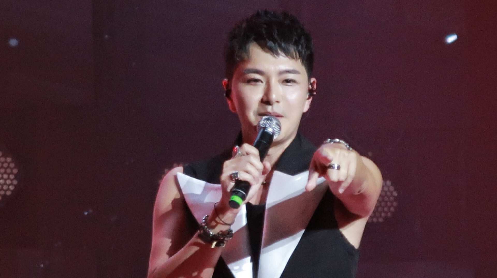 超时空男臣粤语高清全集(演唱会迟到20年！TVB知名男星广州开个唱，多位港星做嘉宾撑场)