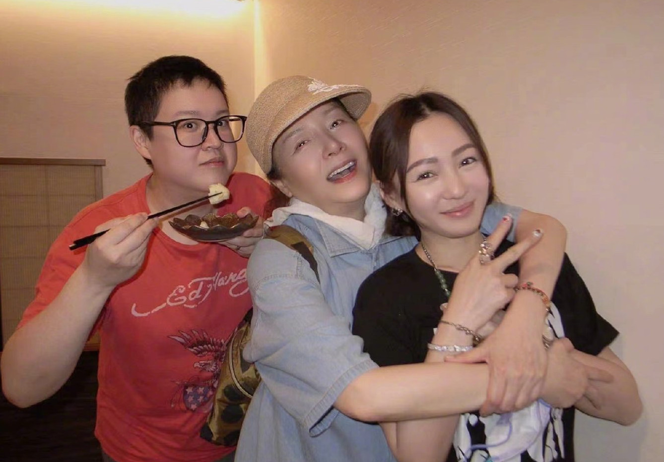 张韶涵为妹妹庆生，差1岁却长得像双胞胎，万梓良前妻携女儿现身