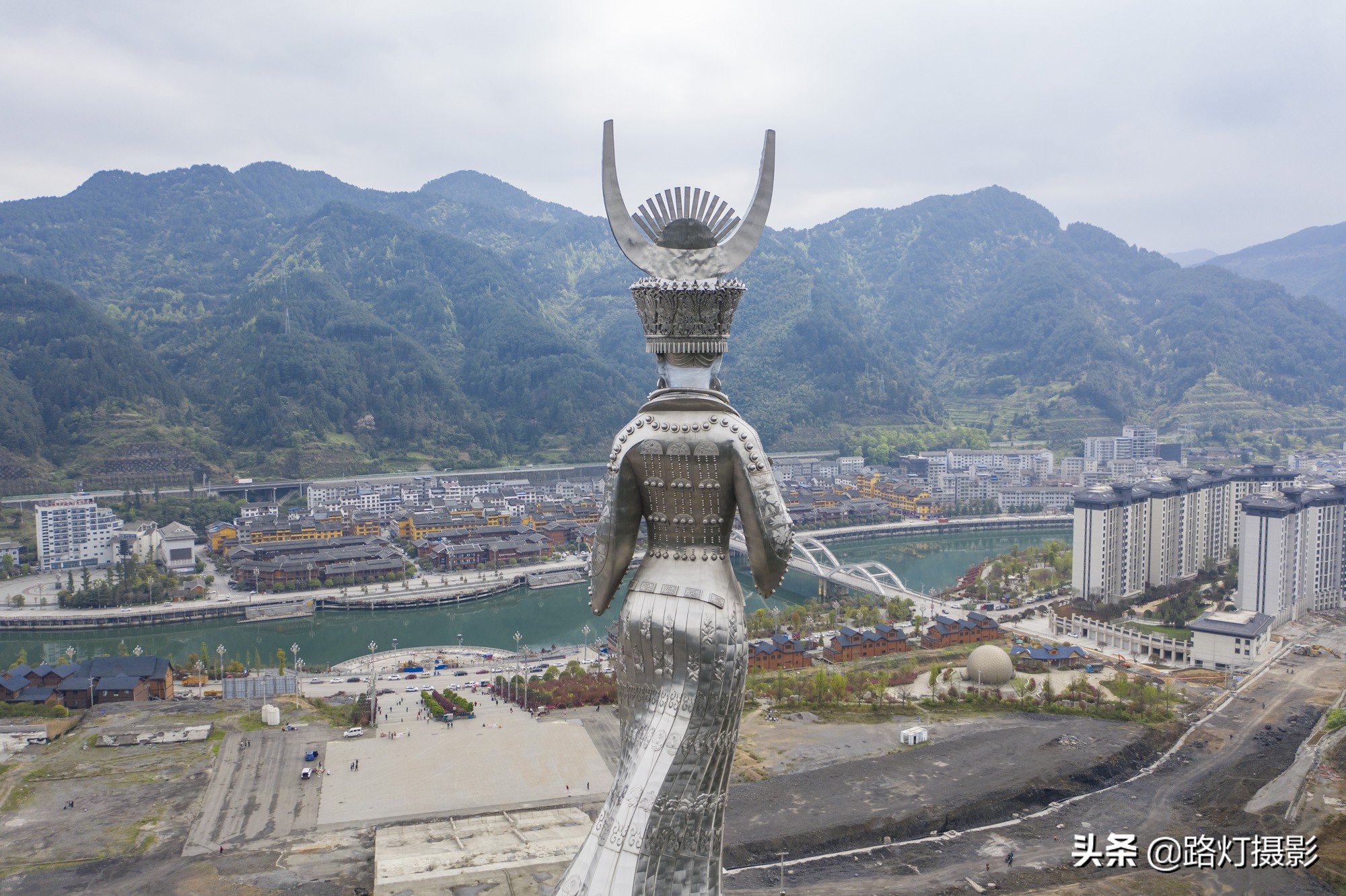 这座苗族女神雕像坐落于贵州省剑河县仰阿莎湖畔.