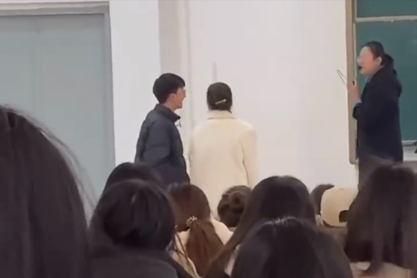 女大学生上课偶遇前男友，大学老师“仗义相助”，后续却有些尴尬