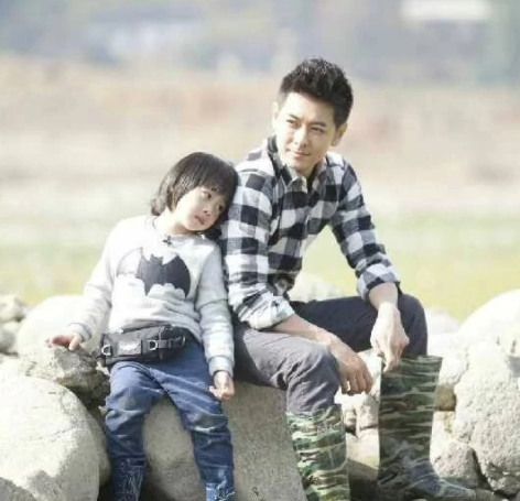 林志颖晒父子合照，12岁kimi暴风长高和爸爸齐平，身材却更壮实