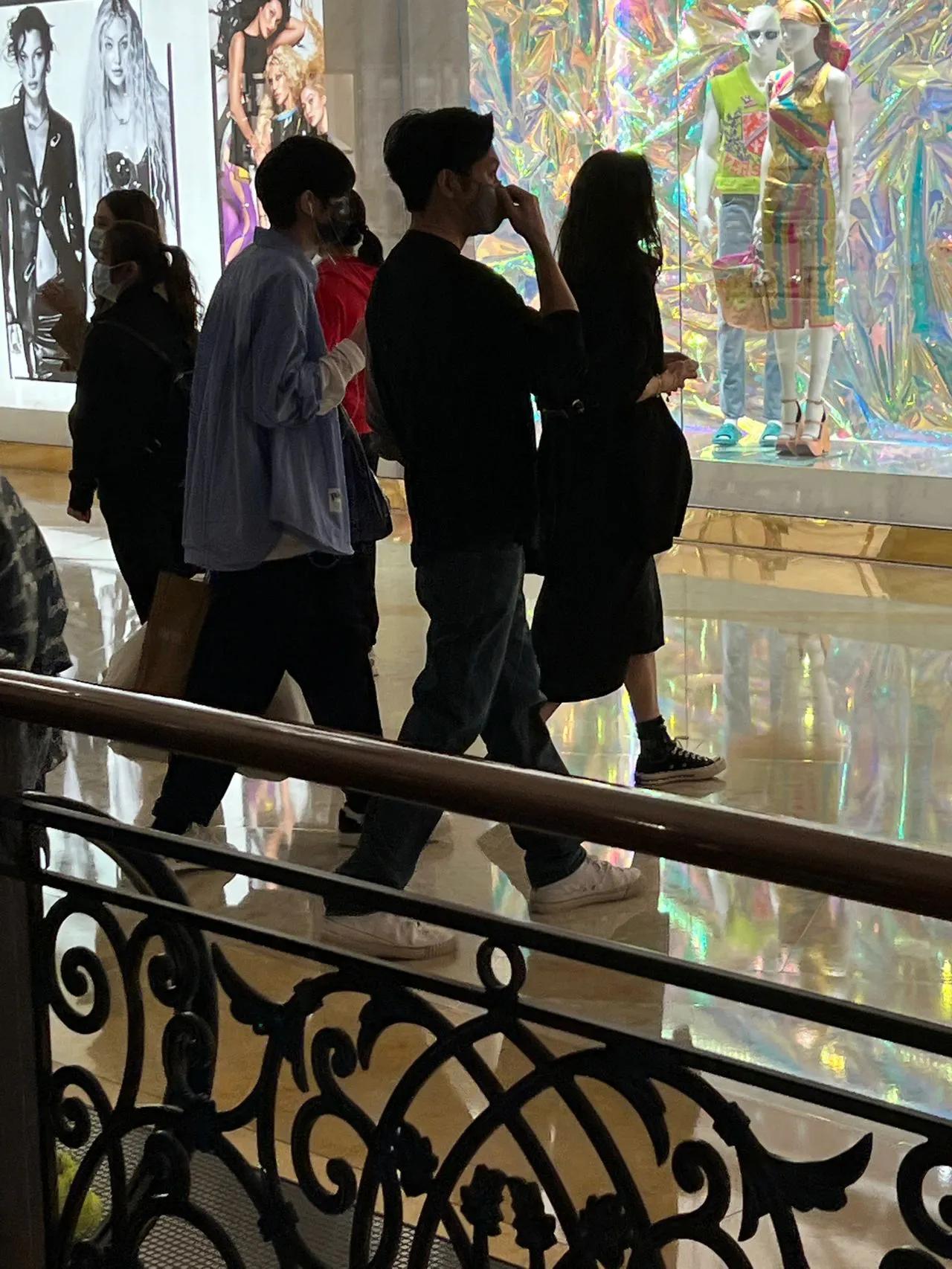 袁咏仪一家三口逛街，15岁魔童身高近一米八，贴心帮妈妈提战利品