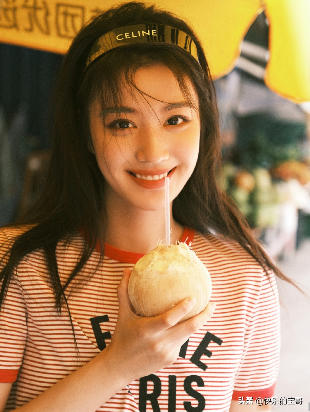 王楚然美图，自然流露的神情，灵动又漂亮，笑起来超甜