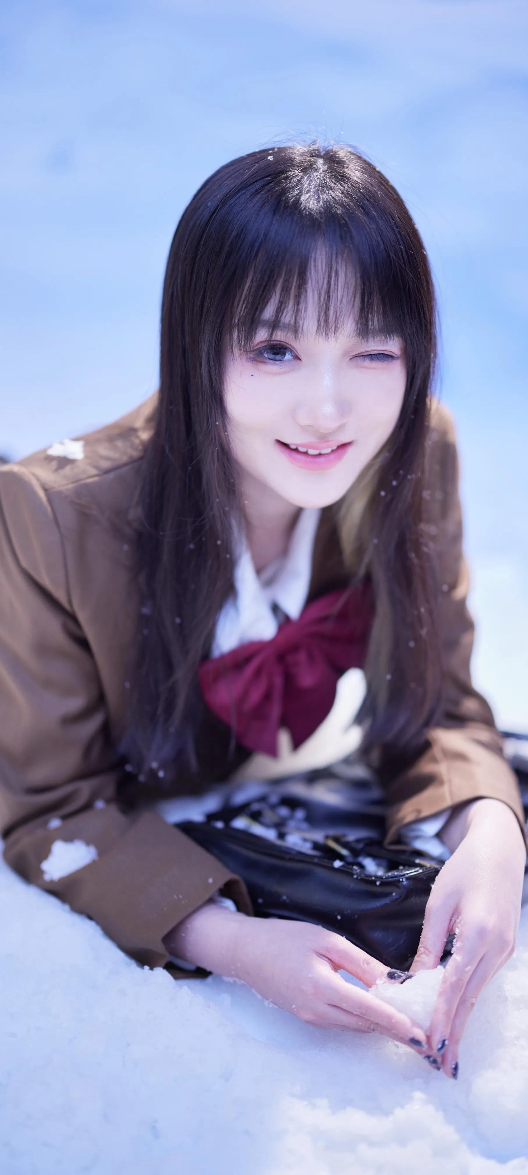 甜美校园风美女雪地唯美写真图集