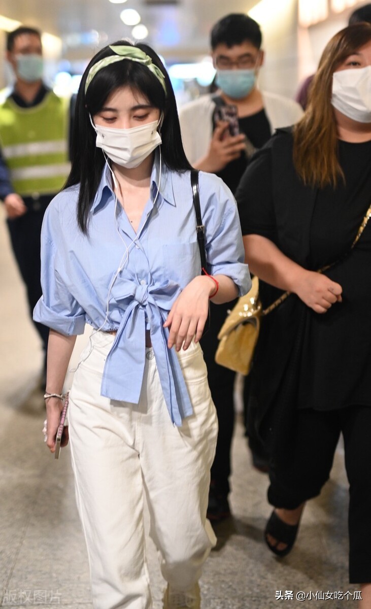 鞠婧祎实际身高不足一米五，为何次次拍照拍出一米八？