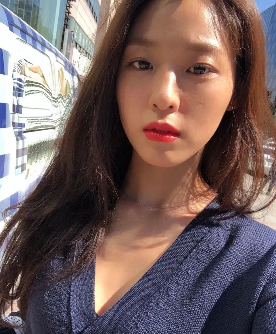 被网友称为"韩国最强肉体"身材演技在线的金雪炫还热衷慈善事业