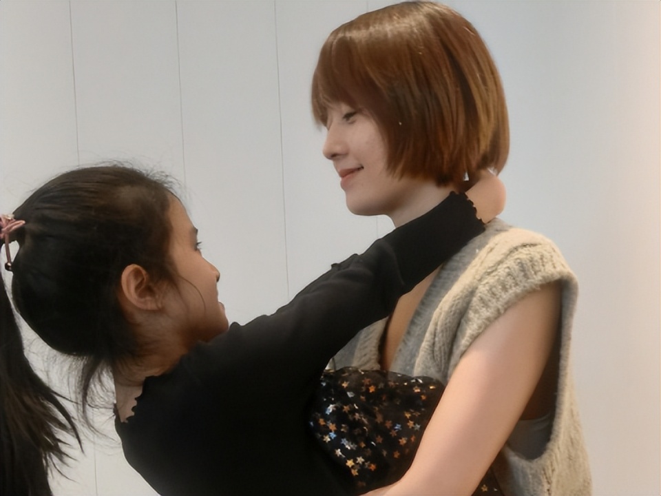 马伊琍支持寻子11年，赞助杜小华找孩子的路费住宿等，网友：大爱